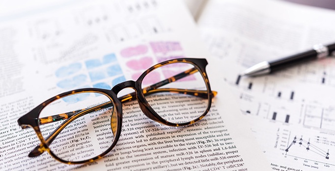 従業員が1週間ほど入院することになり、傷病手当を申請する予定です。土曜日の勤務終了後、午後から入院しました。この日は待期期間として認められますでしょうか。