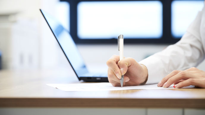 契約社員を雇止めとしたいのですが、契約書では『自動更新とする』となっており、入社時以来雇用契約書を締結しておりません。この場合、雇止めは可能でしょうか。